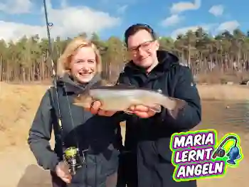 Angeln ohne Angelschein: Maria hat mit Jens von Lieblingsköder ihren ersten Fisch gefangen!